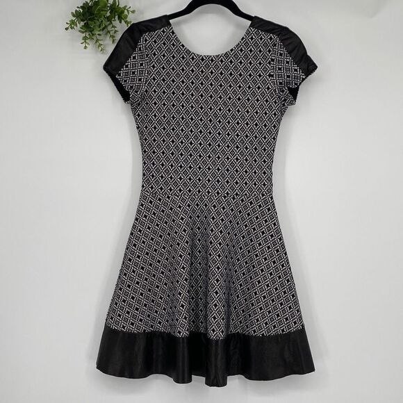 Parker Leather Trim Fit & Flare Stretch Mini Dress Cap Sleeve Black /Cream XS - Picture 1 of 16